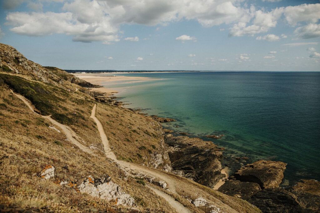 Chemin de randonnée au Cap de Carteret dominant la mer turquoise