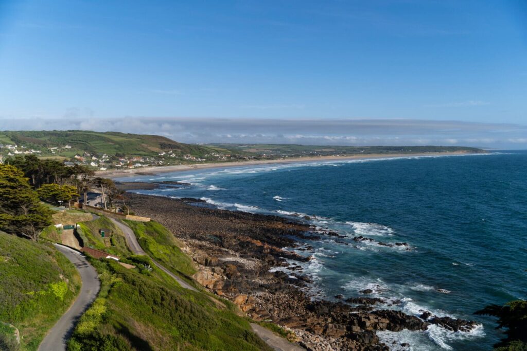 Côte escarpée de la Manche avec plages et villages au loin