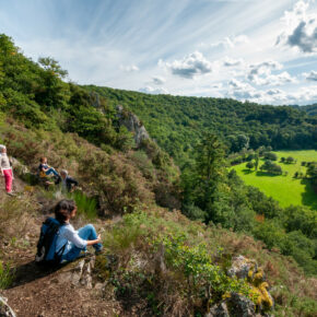 Randonneurs en surplomb des falaises boisées de la Suisse normande