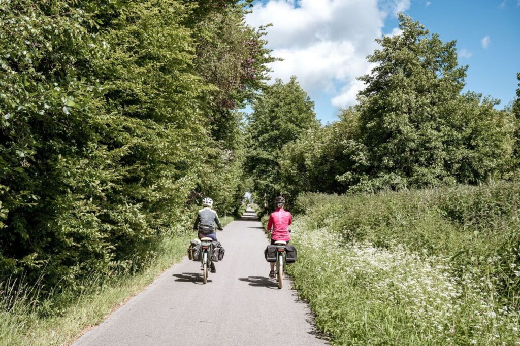 Cyclistes sur une voie verte en Normandie le long de la Vélomaritime