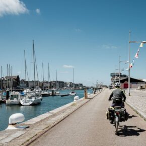 Étape à vélo sur la Vélomaritime le long du port de plaisance de Fécamp en Normandie