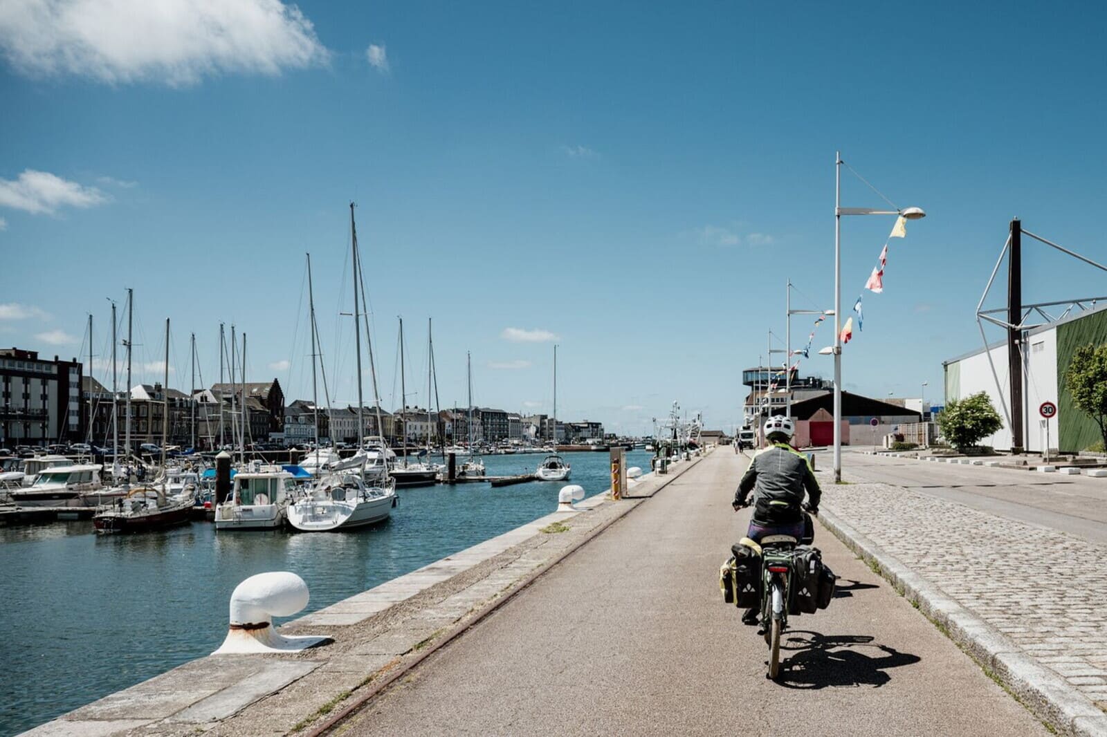Étape à vélo sur la Vélomaritime le long du port de plaisance de Fécamp en Normandie