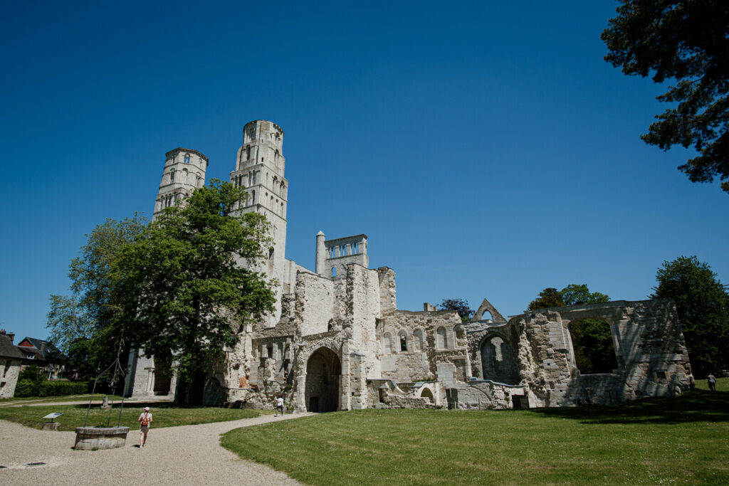 Ruines de l’abbaye de Jumièges sous un ciel bleu – road trip en Normandie
