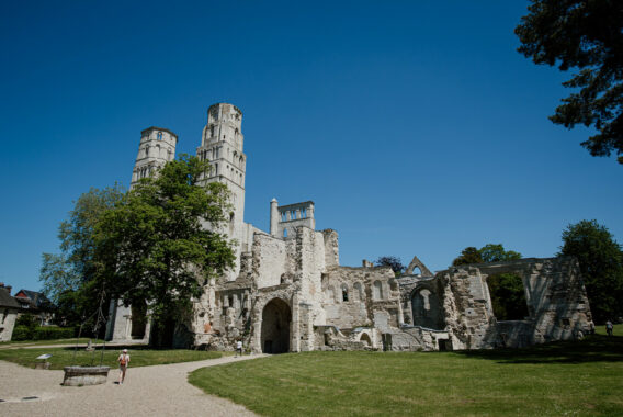 Ruines de l’abbaye de Jumièges sous un ciel bleu – road trip en Normandie