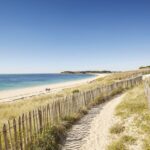 Sentier côtier menant à la plage d’Arzon sur la presqu’île de Rhuys, Bretagne sud