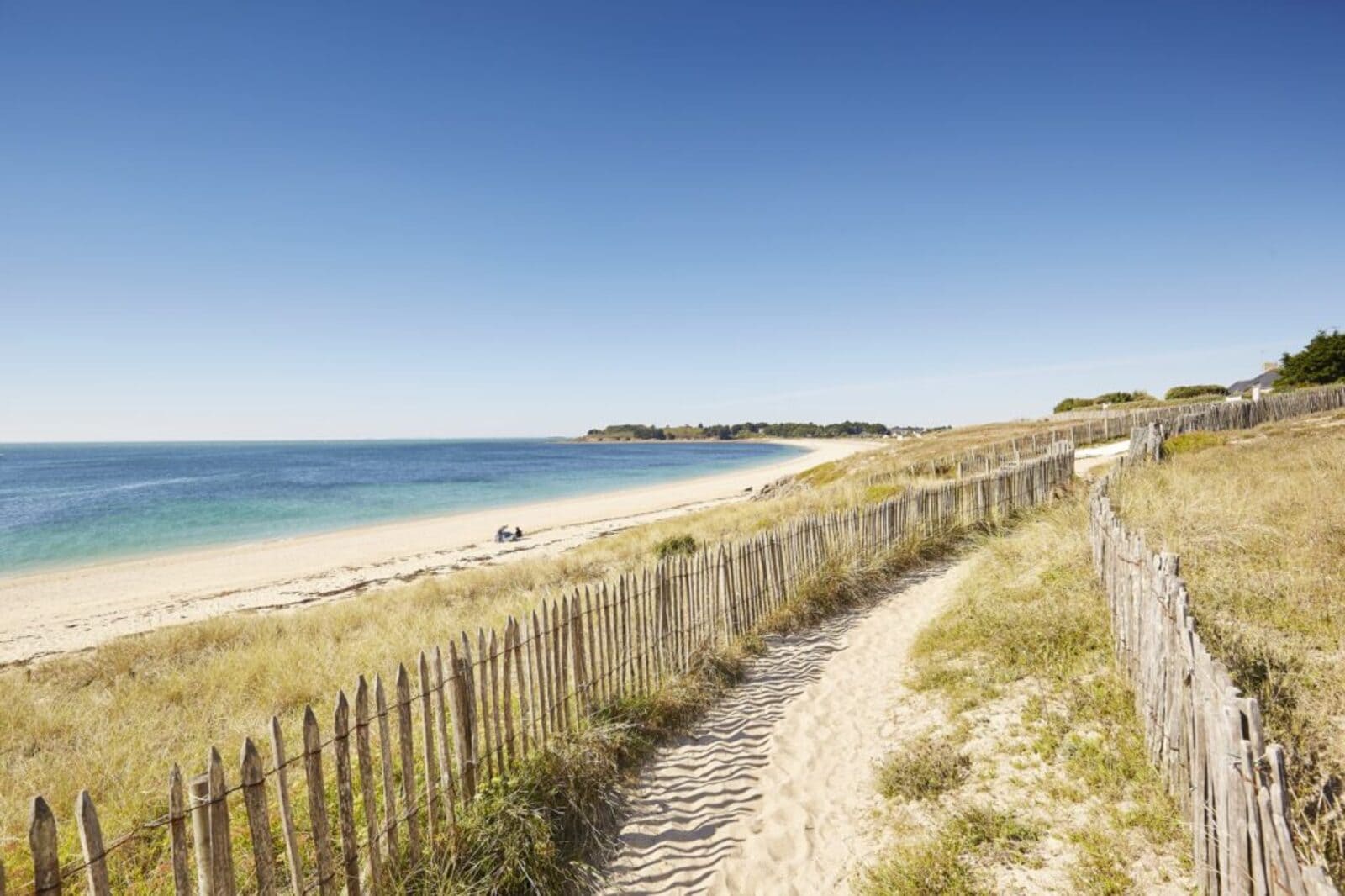 Sentier côtier menant à la plage d’Arzon sur la presqu’île de Rhuys, Bretagne sud