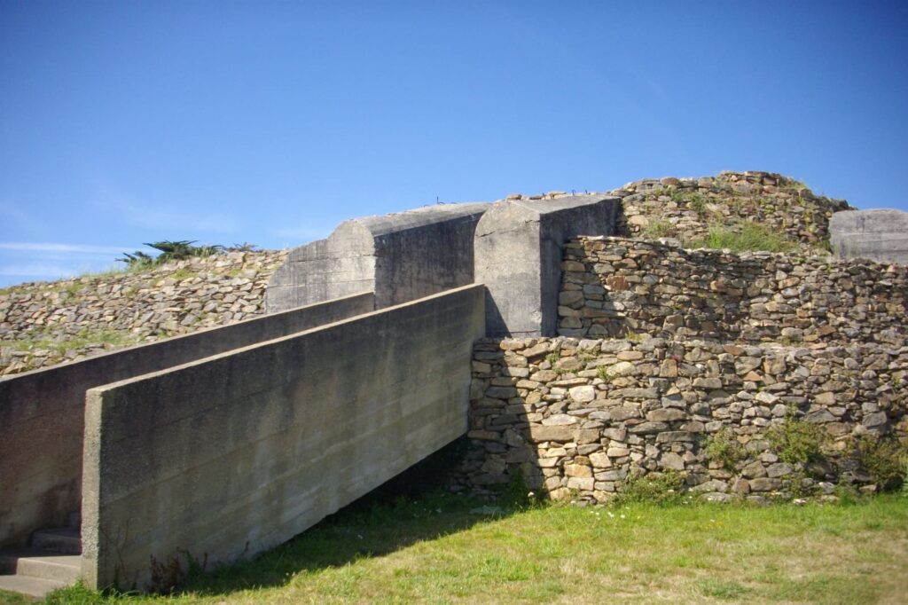 Vestiges mégalithiques du cairn du Petit Mont à Arzon en Bretagne