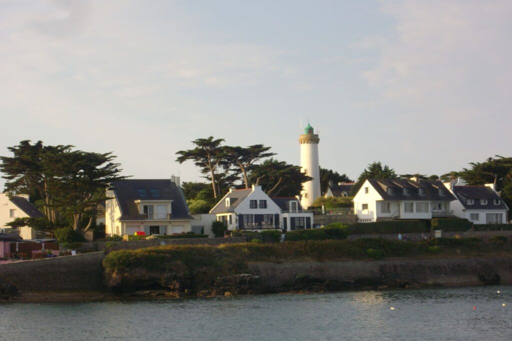 Vue sur le phare et les maisons de Port-Navalo, presqu’île de Rhuys en Bretagne