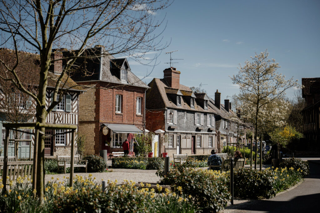 Rue pittoresque du village de Beuvron-en-Auge, maisons à colombages fleuries