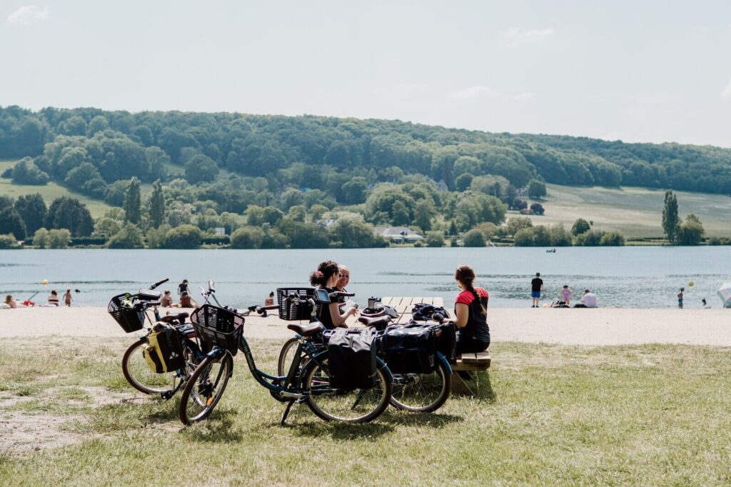 Cyclotouristes en pause au bord du lac à Pont l'évêque