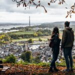 Photo d'un couple devant Honfleur