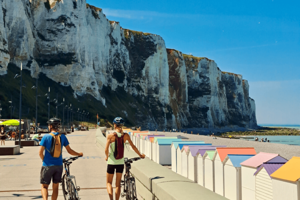Cyclistes longeant les falaises du Tréport sur la Vélomaritime