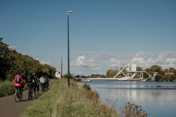 Photo de randonneurs et du Pégasus Bridge