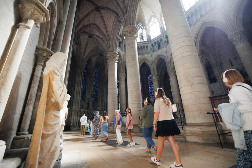 Groupe de visiteurs dans la cathédrale de Rouen, architecture gothique et vitraux
