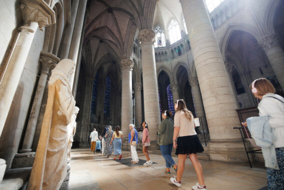 Groupe de visiteurs dans la cathédrale de Rouen, architecture gothique et vitraux
