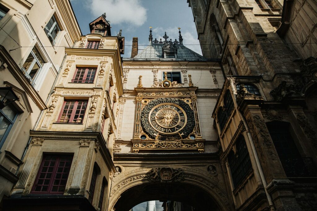 Vue rapprochée du Gros-Horloge à Rouen, monument emblématique de la ville