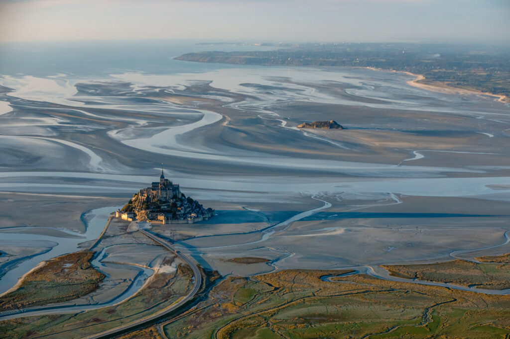 Vue aérienne du Mont-Saint-Michel entouré par sa baie à marée basse