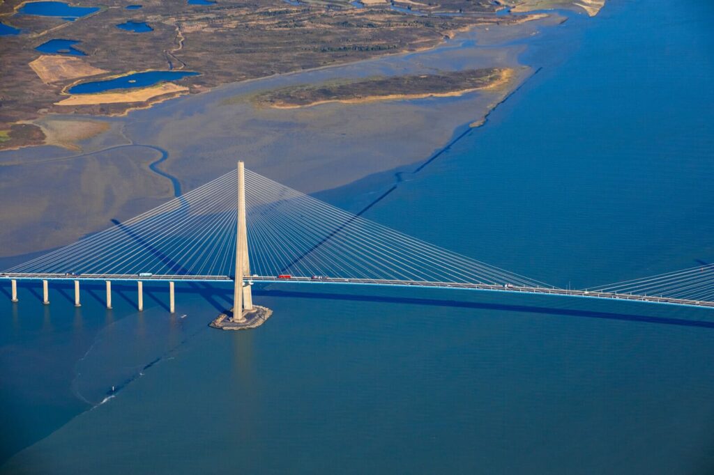 Vue aérienne du Pont de Normandie sur la Vélomaritime