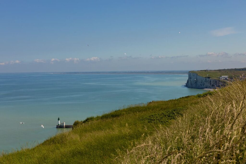 Phare du Tréport vu depuis un sentier en hauteur avec vue mer et falaises
