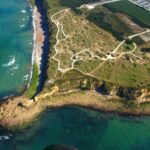 Vue aérienne de la Pointe du Hoc et de ses falaises, haut lieu de la bataille de Normandie le 6 juin 1944