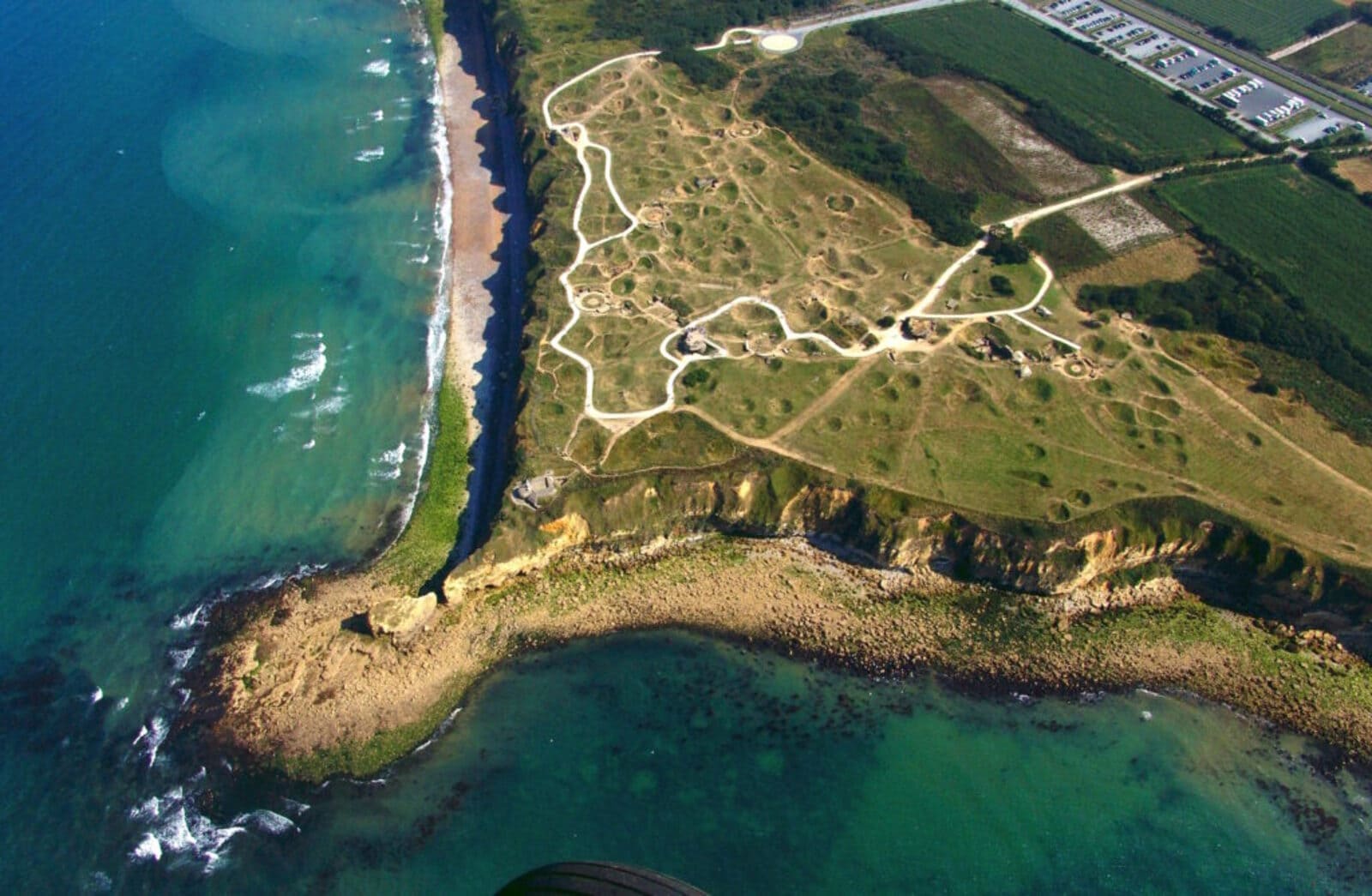 Vue aérienne de la Pointe du Hoc et de ses falaises, haut lieu de la bataille de Normandie le 6 juin 1944