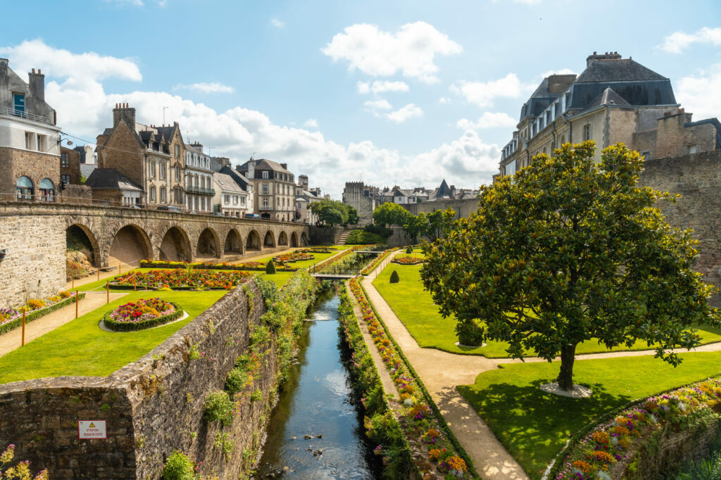 Jardins fleuris et remparts médiévaux de la ville de Vannes en Bretagne