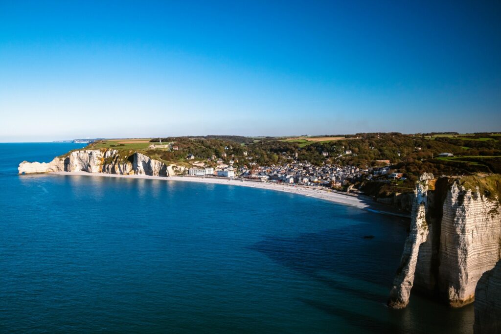 Falaises et plage d’Étretat vues depuis les hauteurs, mer turquoise