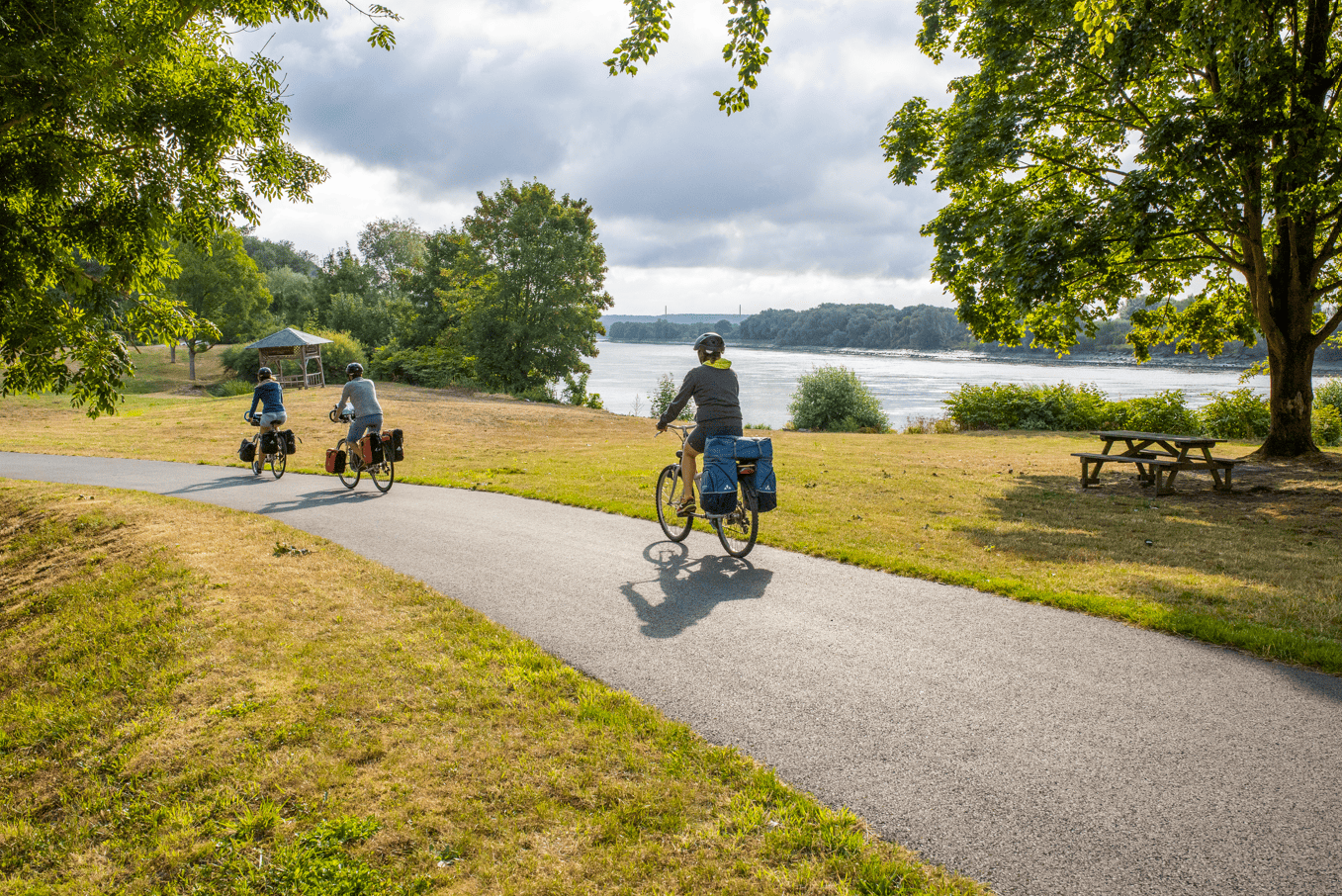 Photo de randonneurs à vélo entrain de parcourir la Seine