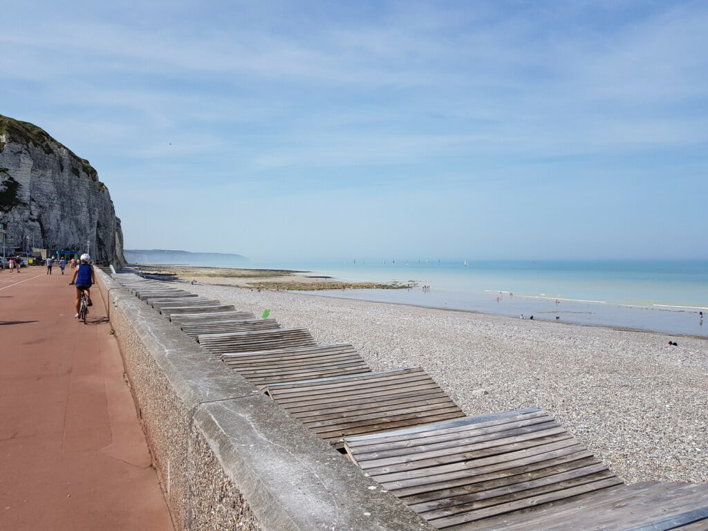 Un cycliste au bord de la plage de Dieppe