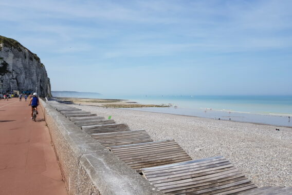 Un cycliste au bord de la plage de Dieppe