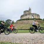 Cyclistes devant le château de Gisors