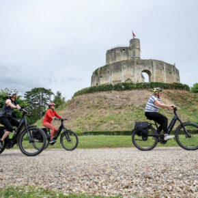 Cyclistes devant le château de Gisors