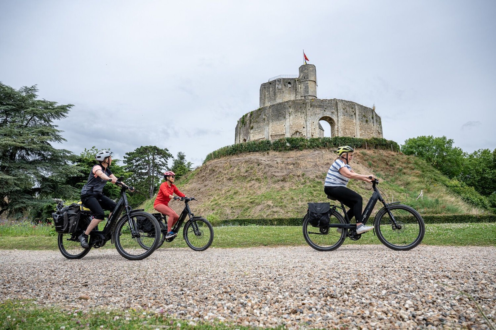 Cyclistes devant le château de Gisors