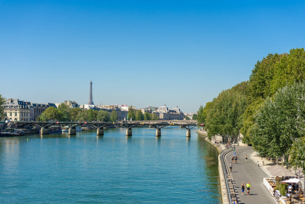 Photo de la Seine avec la tour Eiffel en fond
