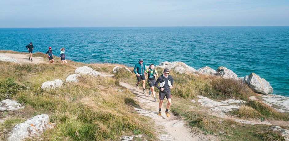Photo d'un Trail en Bretagne avec un petit groupe de coureurs