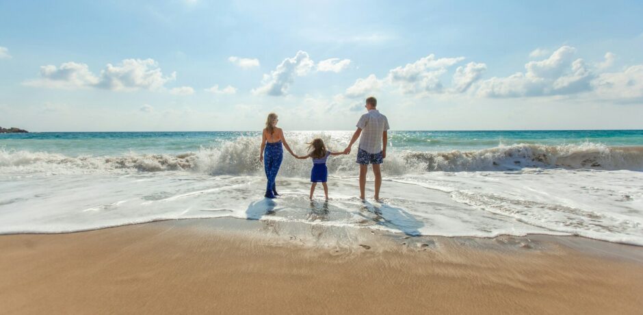 Photographie d'une famille au bord d'une plage en été en Bretagne