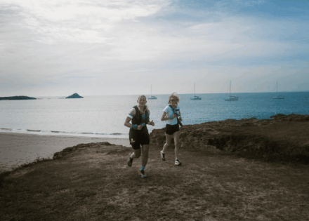 Deux trailers courant en bord de mer sur les sentiers côtiers d’Erquy