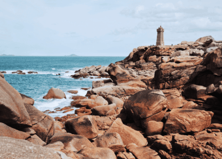 Prise de vue large de la Côte de Granit Rose, avec le phare de Ploumanac'h