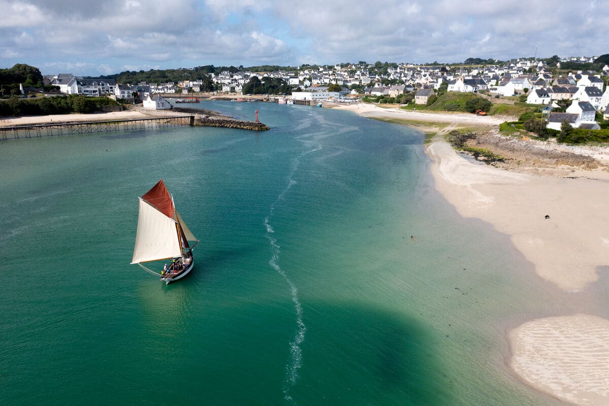 Voilier voguant vers Audierne