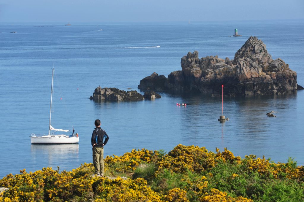 Bretagne Nord à vélo : Voilier ancré à la pointe Porz ar Min, île de Bréhat, Côtes-d'Armor. Bretagne Nord à vélo