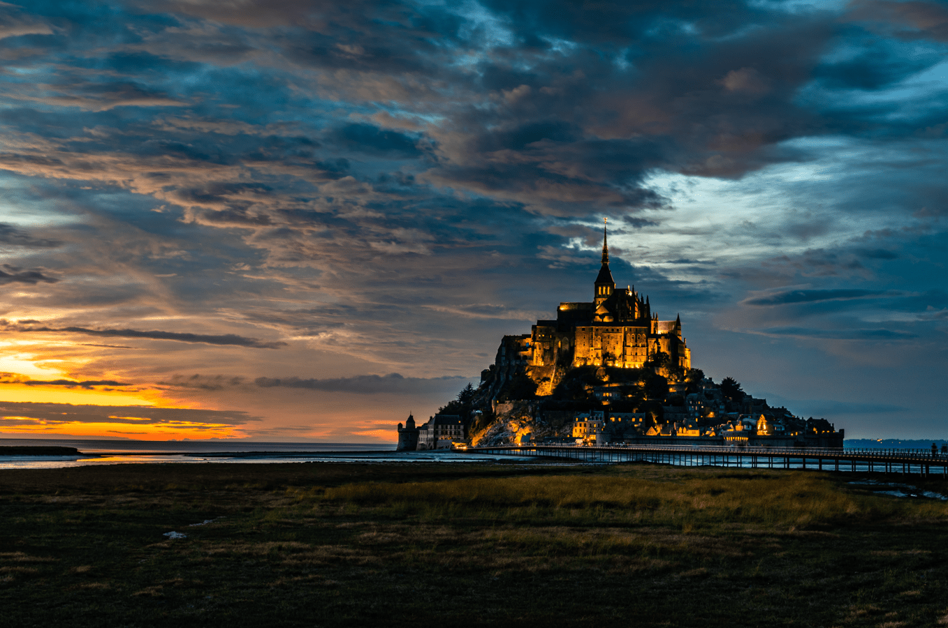 Photo du Mont Saint Michel avec un couché de soleil