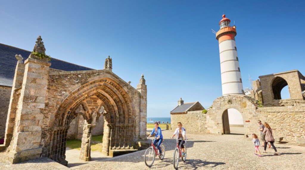 Bretagne Nord à vélo : Photo du phare en mer d'Iroise