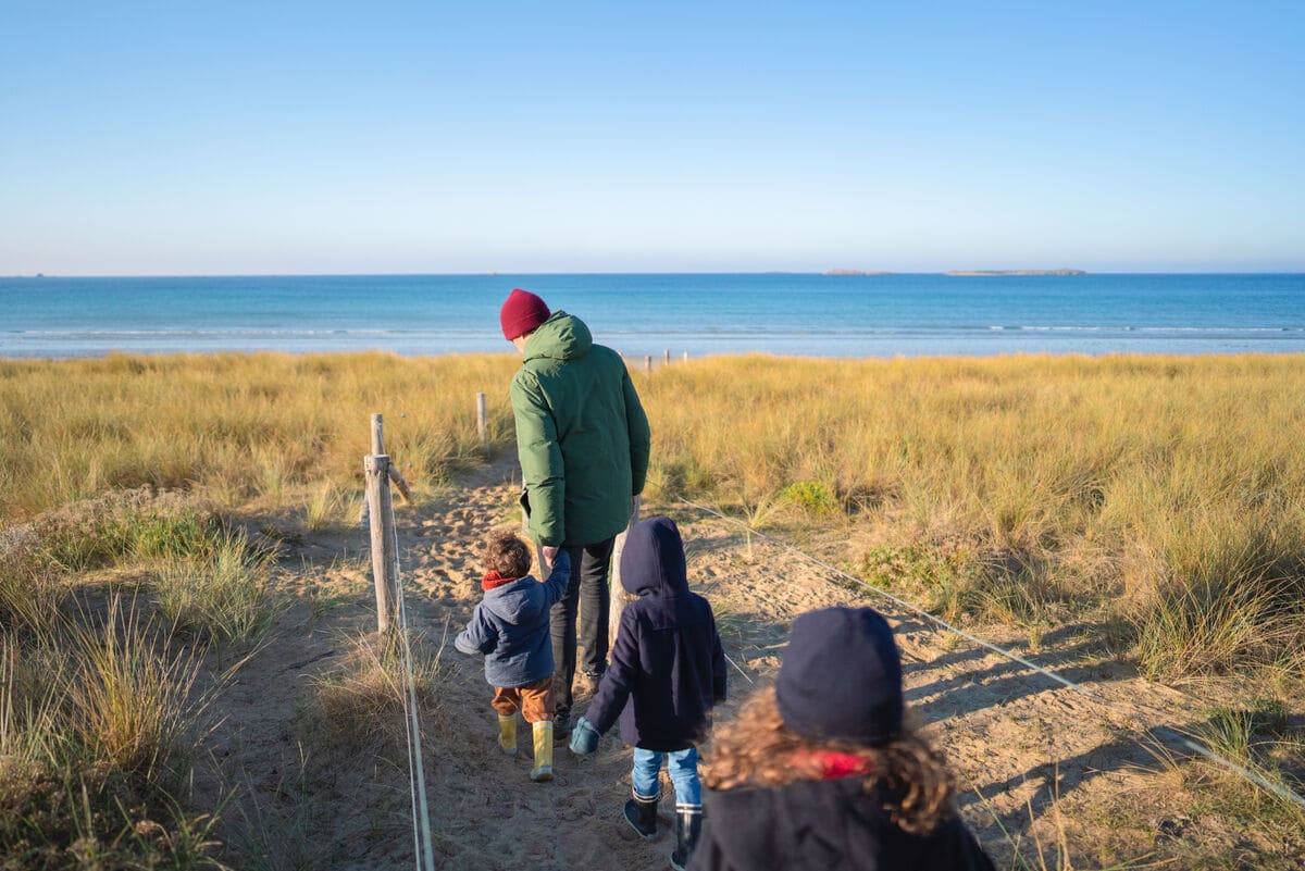 Famille qui visite la presqu'île de Crozon sans voiture