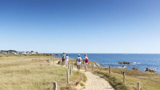 Randonneurs en pleine balade sur le sentier de la Presqu'île de Guérande
