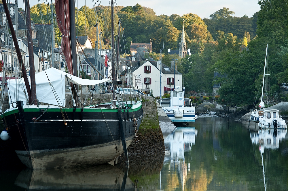 GR34 : Photo de la rivière Pont-Aven avec ses bateaux typiques