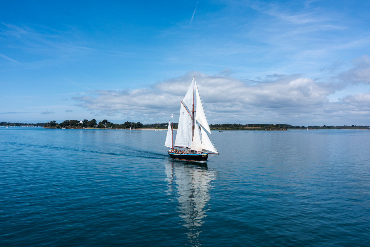 GR34 : Un Voilier naviguant en plein Golfe du Morbihan