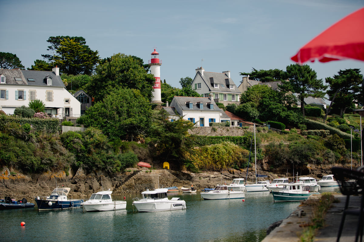 Phare de Doëlan amont et maisons bretonnes surplombant le port