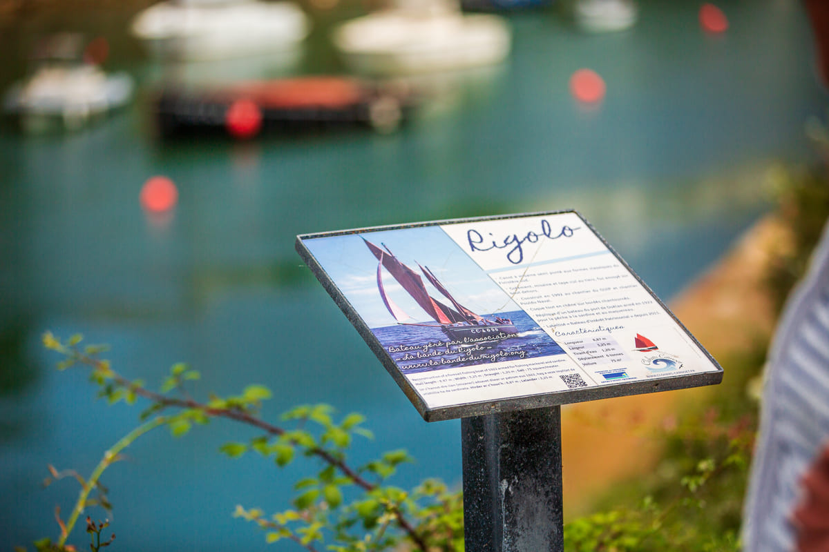 Panneau d’information sur le voilier Rigolo au port de Doëlan