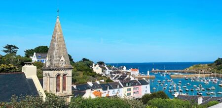 Vue sur le port de Sauzon à Belle-Île-en-Mer avec ses maisons colorées et ses bateaux