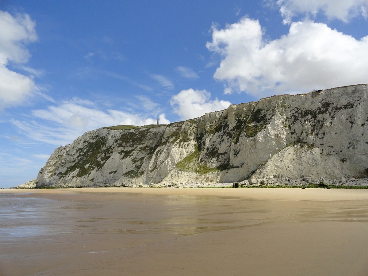 Falaise du Cap Blanc-Nez vue depuis la plage à marée basse